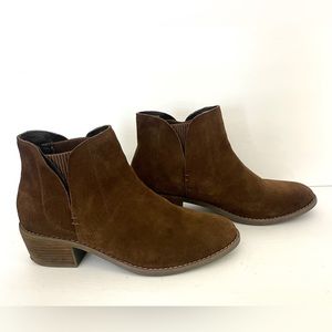 Me Too Women’s Brown Suede Zetti Size 8M